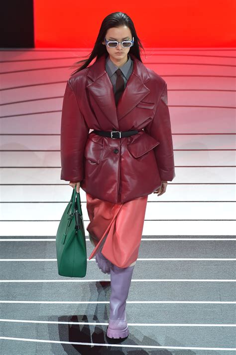 prada sfilata donna 2020|La sfilata Prada Autunno Inverno 2020/2021 punta tutto sulla gonna.